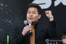 법원 앞 집회에서 발언하는 전한길