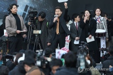 법원 앞 집회에서 발언하는 전한길