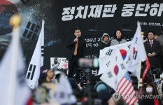 법원 앞 집회에서 발언하는 전한길