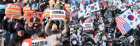 윤석열 유죄·무죄 촉구로 갈라진 집회