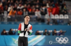 박수치는 헝가리의 김민석