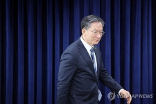 입장하는 정성호 장관