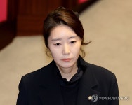 국회 본회의장 나서는 강선우 의원