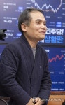 최고위원회의에서 인사하는 박규환 신임 최고위원