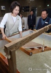 김혜경 여사, 한지 제작 체험