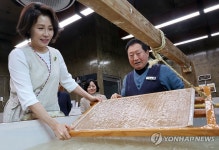 김혜경 여사, 한지 제작 체험
