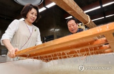 김혜경 여사, 한지 제작 체험