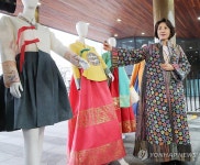 김혜경 여사, 한지 한복 착용