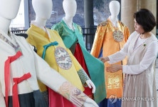 한지로 만든 한복 살펴보는 김혜경 여사