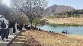 영월 청령포로 향하는 방문객의 발길 줄이어