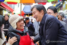 부산 기장시장 찾은 조국 대표