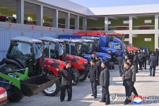 북한 시·군 간부들, 삼광축산농장 참관
