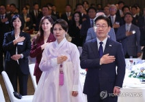싱가포르 동포 만찬간담회, 국민의례하는 이재명 대통령 부부