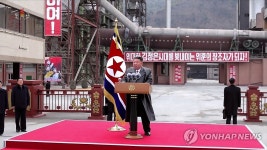 김정은, 상원시멘트기업소 방문해 격려 연설