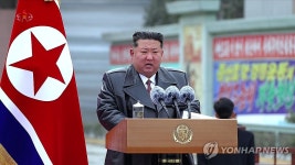 김정은, 상원시멘트기업소 방문해 격려 연설