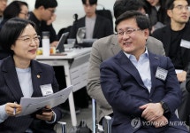 대화나누는 장관들