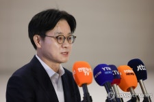 잠수함 수주 지원 위해 출국하는 산업장관