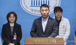 검찰 개혁 관련 당원 기자회견에서 인사말 하는 김용민 의원