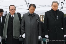 묵념하는 권오을 장관