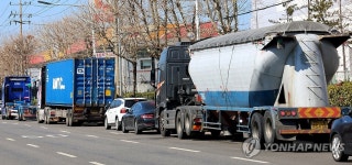 주유소 앞에 길게 늘어선 대형화물차량들