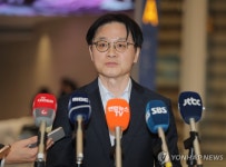 방미 후 귀국한 김정관 장관