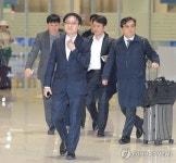 방미 후 귀국한 김정관 장관