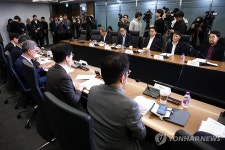 장관 발언 듣는 정유업계 관계자들