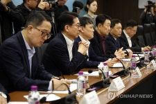 장관 발언 듣는 정유업계 관계자들