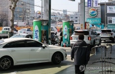 주변 시세보다 저렴한 주유소에 몰린 차량들