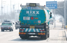 이동하는 유조차