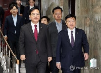 원내대책회의 입장하는 송언석-유상범-정점식