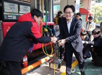 석유 최고가격제 시행, 주유소 방문한 김정관 산업통상부 장관