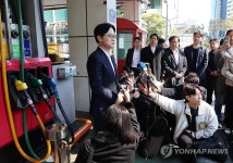 석유 최고가격제 시행, 주유소 방문한 김정관 산업통상부 장관