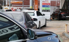 석유 최고가격제 첫날, 여전히 싼 주유소로~