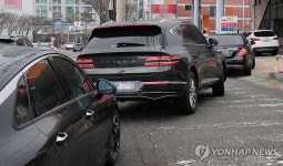 석유 최고가격제 첫날, 여전히 싼 주유소로~