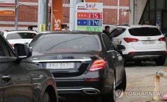 석유 최고가격제 첫날, 여전히 싼 주유소로~