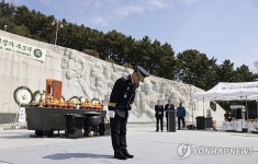 3·15의거 희생자·유족에 공식 사과하는 김종철 경남경찰청장