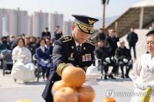 3·15의거 희생자 추모제 참석한 김종철 경남경찰청장