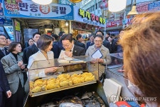 이재명 대통령 부부, 창원 반송시장 방문