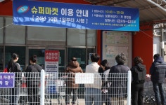[현장] 일반 마트보다 싸다…창원시민, 고물가에 군 슈퍼마켓 '오픈런'