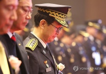 묵념 하는 김승룡 소방청장