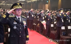 국기에 경례하는 김승룡 소방청장