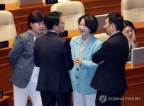 얘기 나누는 민주당 서영교-박주민-추미애-김용민