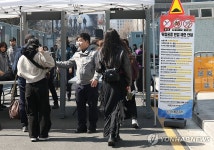 금속탐지기 설치된 출입구