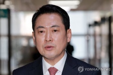지방선거 관련 질문 받는 국민의힘 장동혁 대표