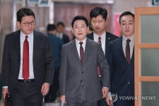 국민의힘 최고위원회의 참석하는 장동혁 대표