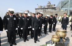 묵념하는 참전 장병들