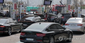 붐비는 만남의광장 주유소