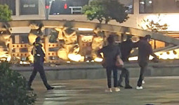 경찰 앞에서도 몸싸움…관광객 외면받는 제주 탐라문화광장