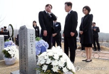 이재명 대통령, 천안함 용사 묘역 참배